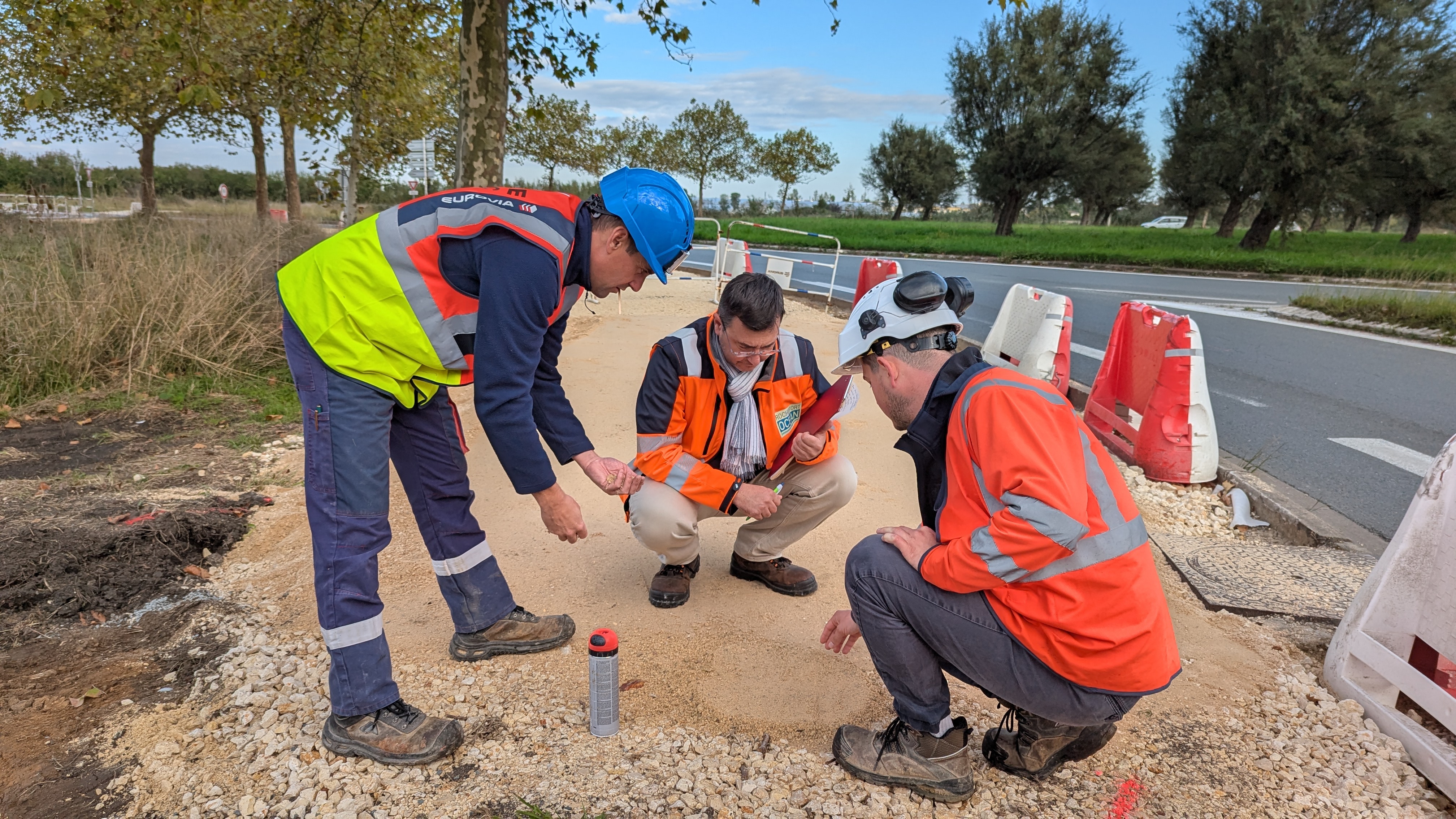 équipe du chantier sur la nouvelle piste cyclable en construction 