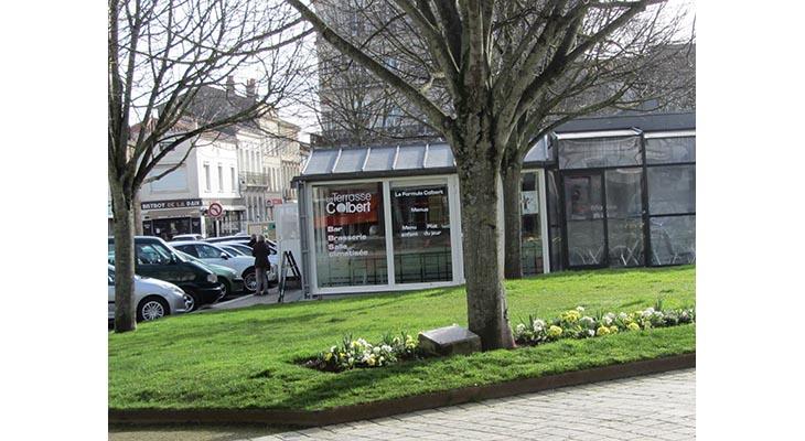 la plaque dans son environnement