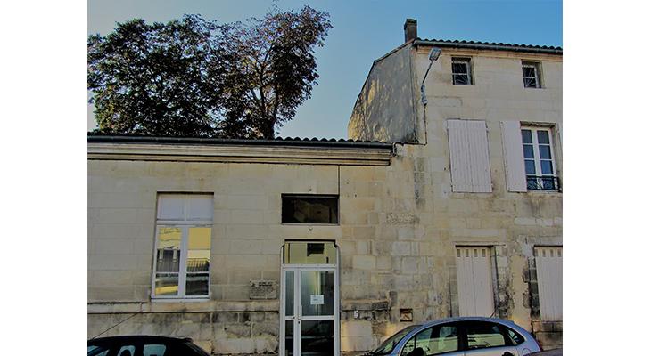 La plaque dans son environnement