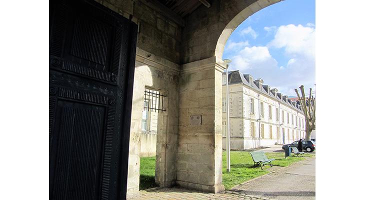 la plaque dans son environnement