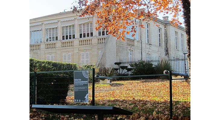 la plaque dans son environnement