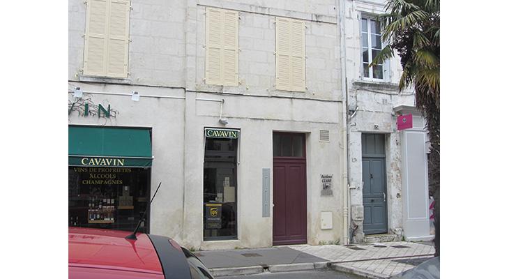 la plaque dans son environnement