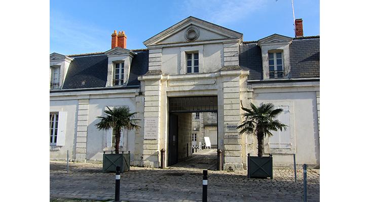 la plaque dans son environnement