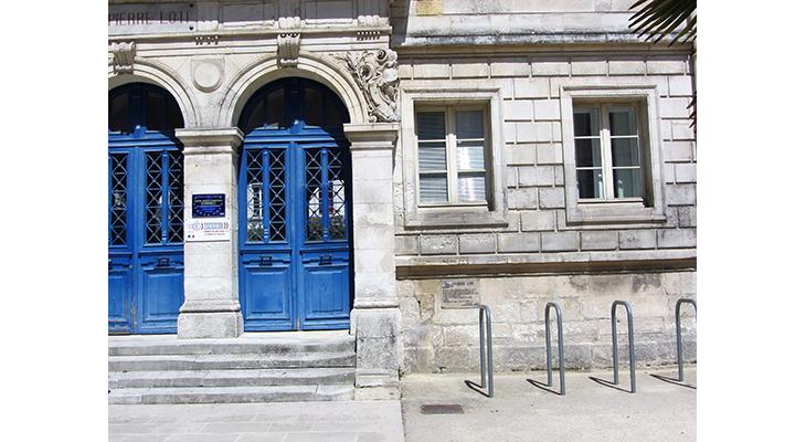 la plaque dans son environnement