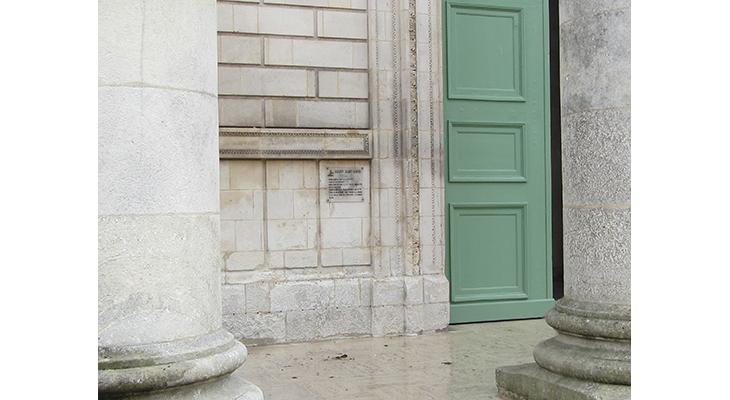 plaque dans son environnement