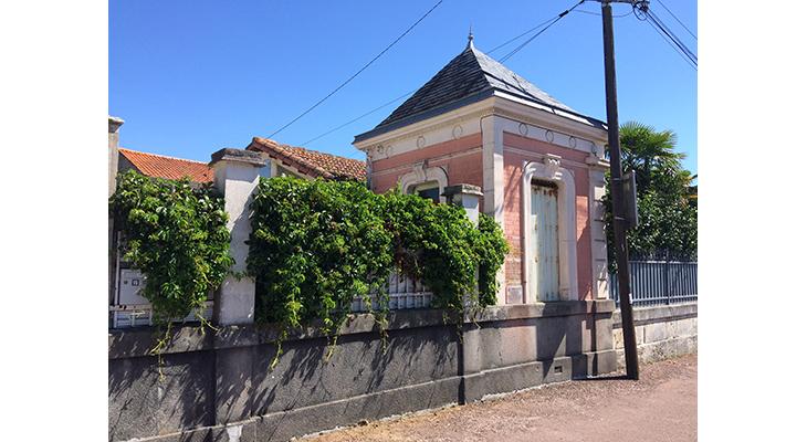 plaque dans son environnement