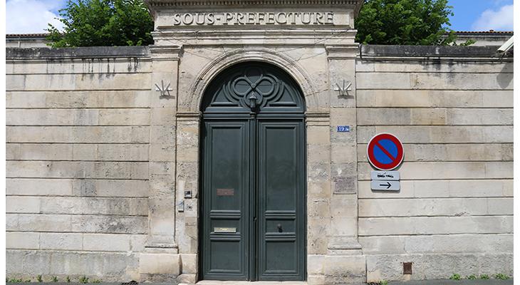 plaque dans son environnement