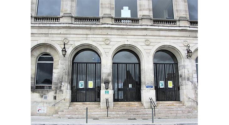 plaque dans son environnement