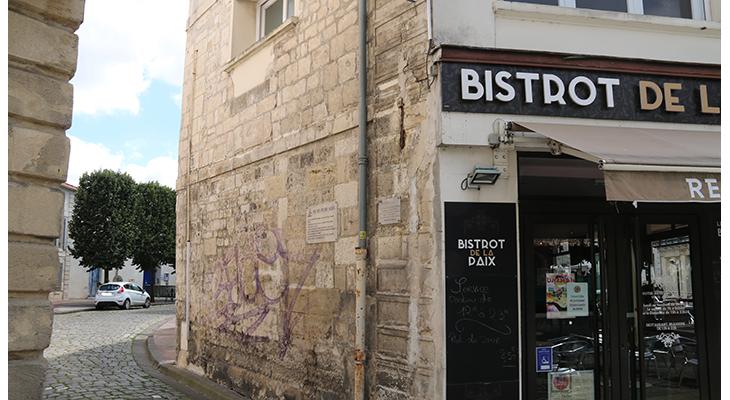plaque dans son environnement