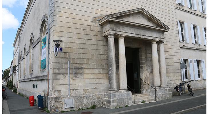 plaque dans son environnement