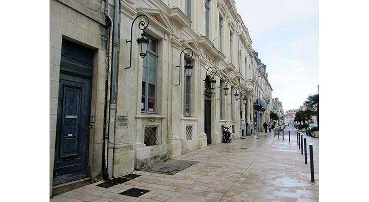 plaque dans son environnement
