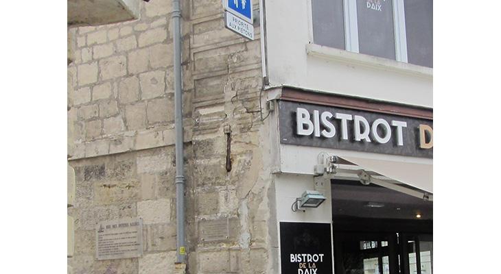 la plaque dans son environnement