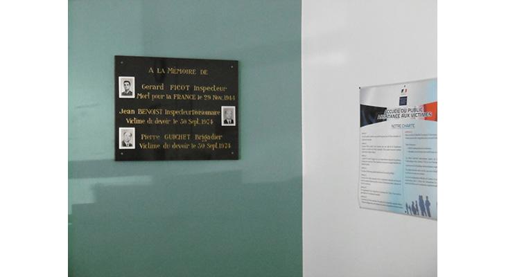 la plaque dans son environnement