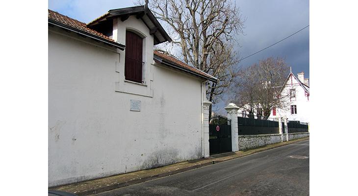 la plaque dans son environnement