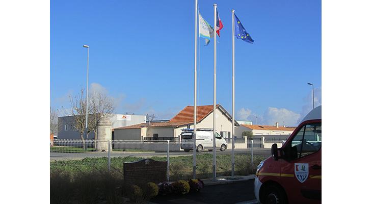 la plaque dans son environnement