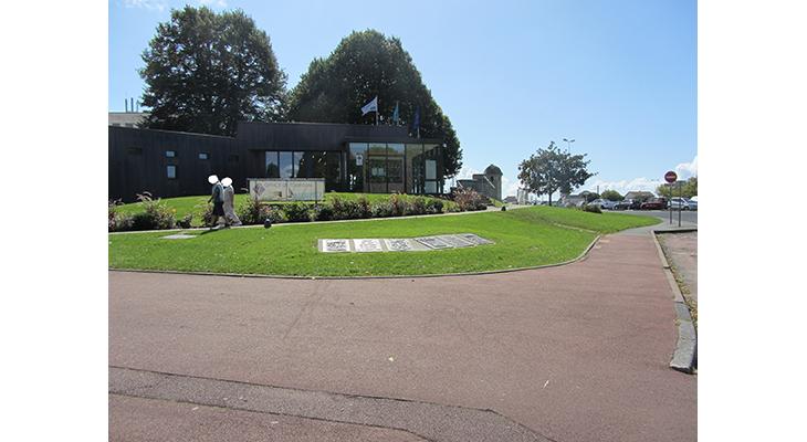 la plaque dans son environnement