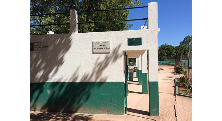 la plaque dans son environnement