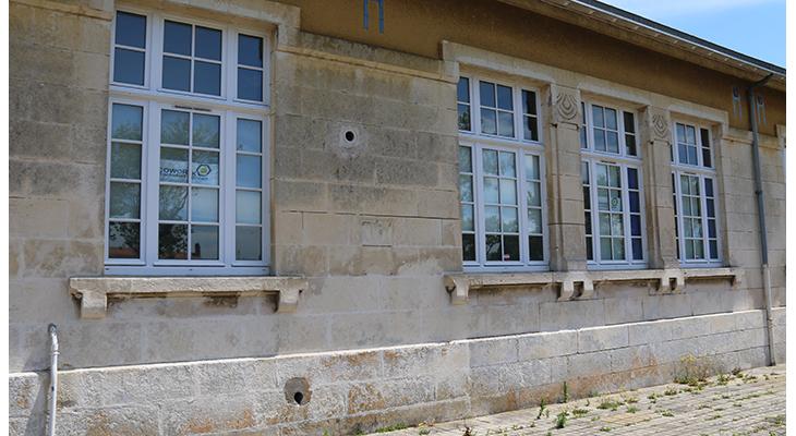 plaque dans son environnement