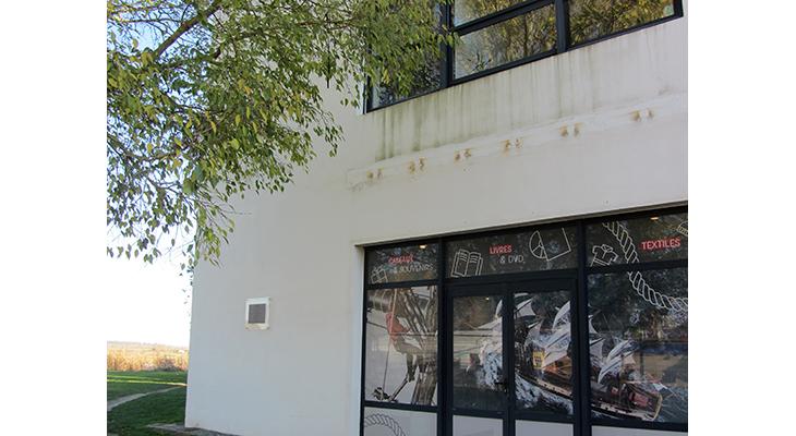 la plaque dans son environnement