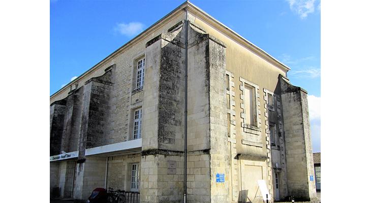 plaque dans son environnement