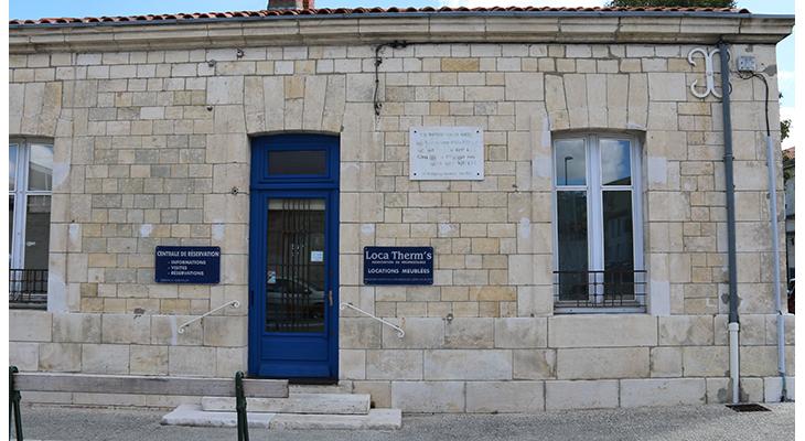 plaque dans son environnement