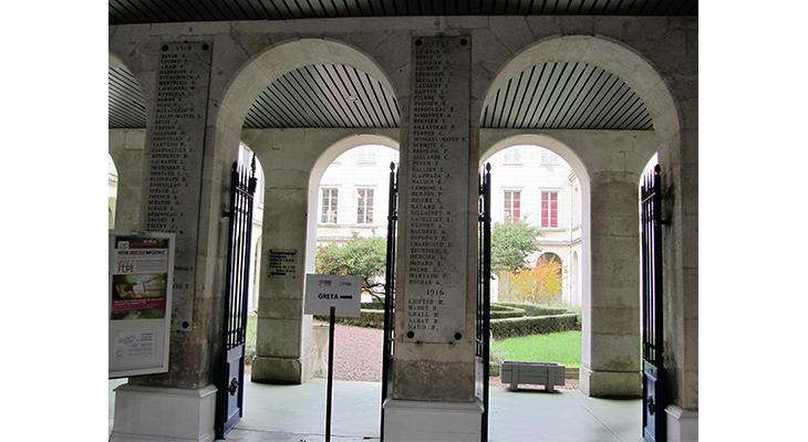 plaques côté cour d’honneur