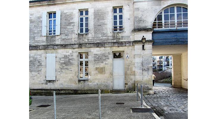 plaque dans son environnement