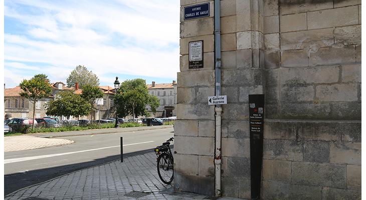 la plaque dans son environnement