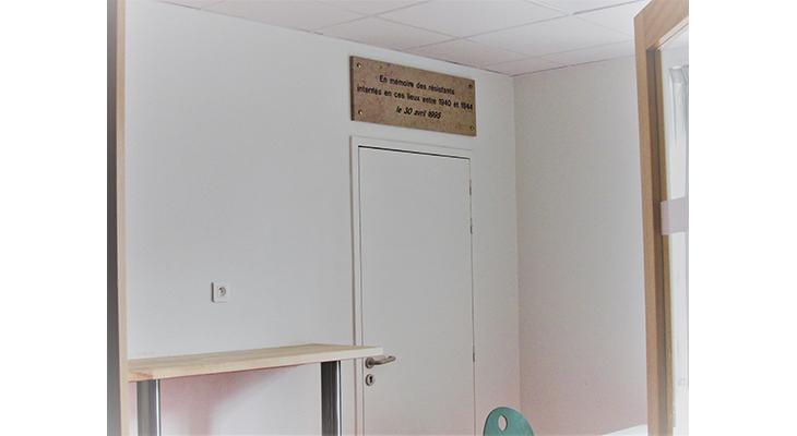 la plaque dans son environnement