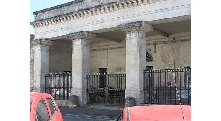 la plaque dans son environnement