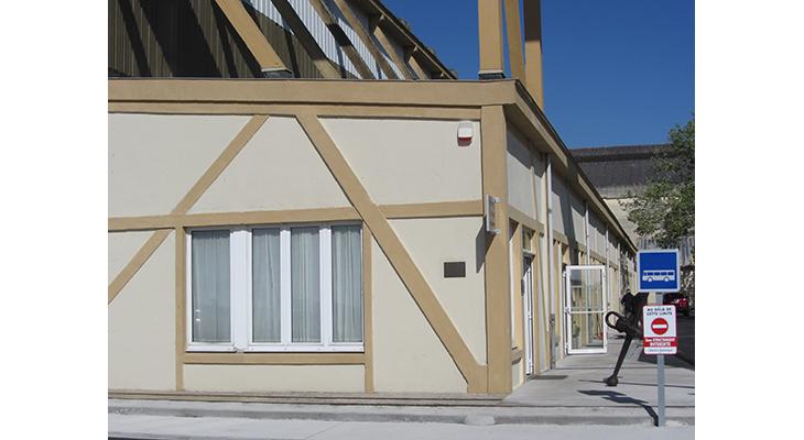 la plaque dans son environnement