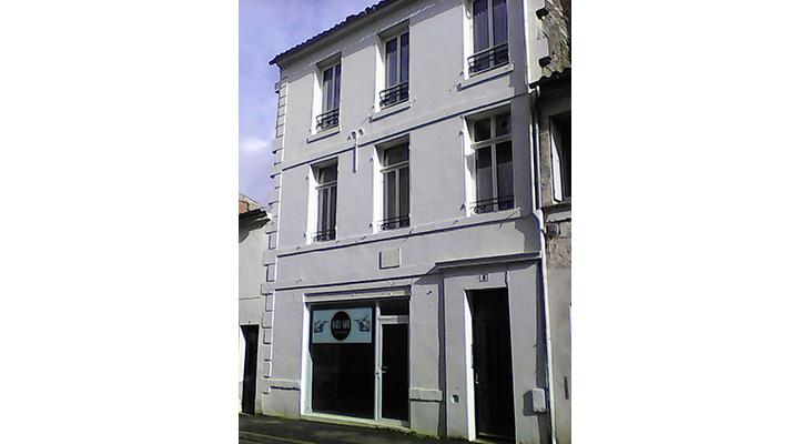 la plaque dans son environnement