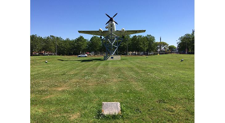 la plaque dans son environnement