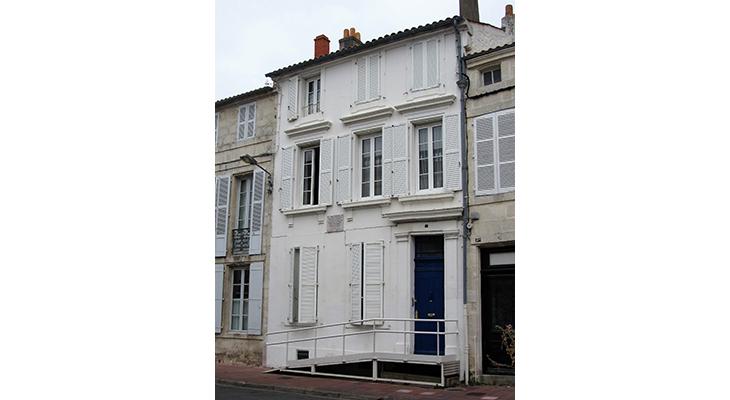 La plaque dans son environnement