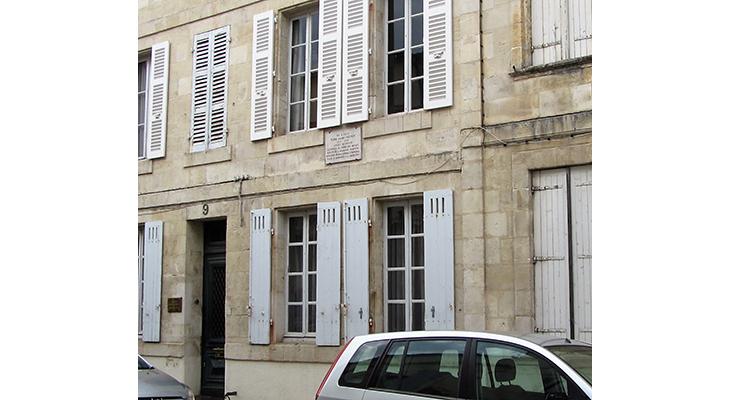 plaque dans son environnement