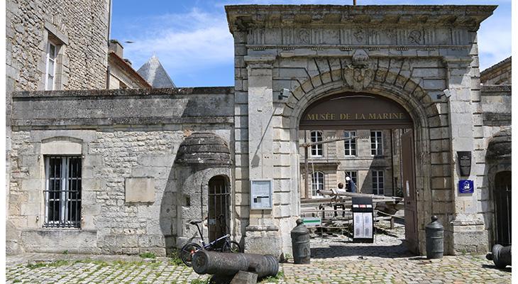 la plaque dans son environnement