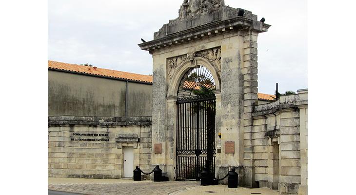 Plaque dans son environnement