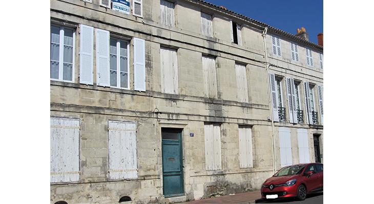 plaque dans son environnement