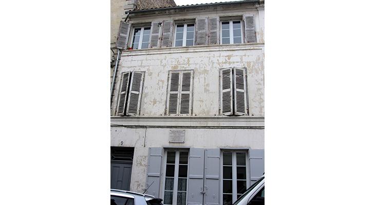 la plaque dans son environnement