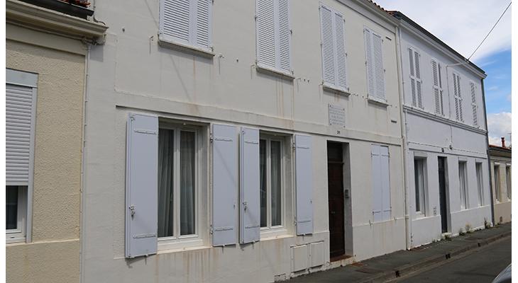 plaque dans son environnement