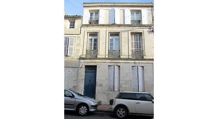 plaque dans son environnement