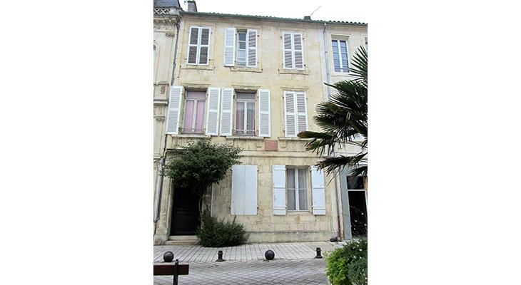 plaque dans son environnement