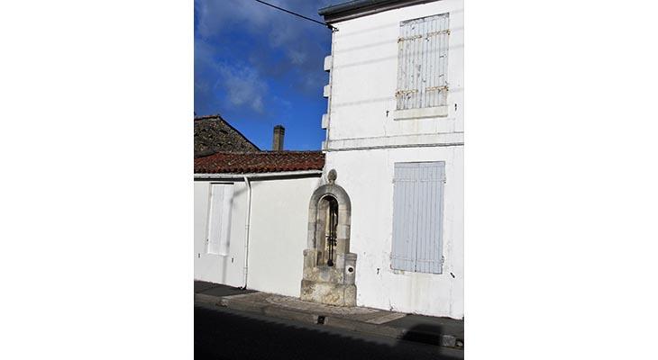 la plaque dans son environnement