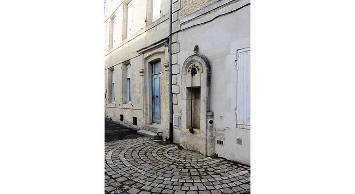 la plaque dans son environnement