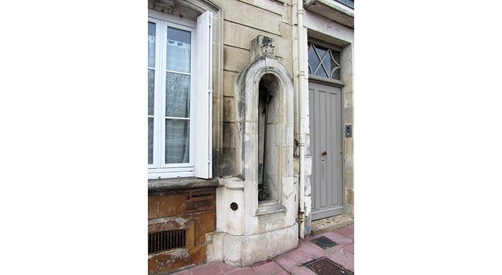 la plaque dans son environnement