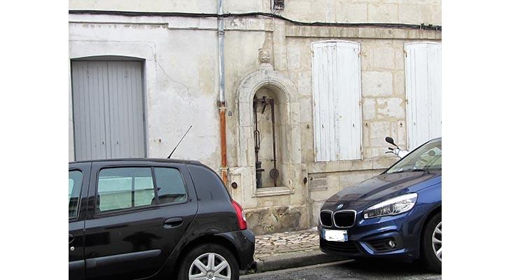 la plaque dans son environnement