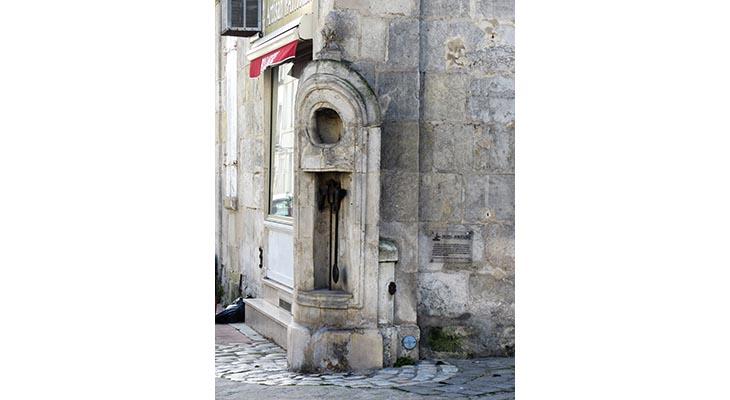 la plaque dans son environnement