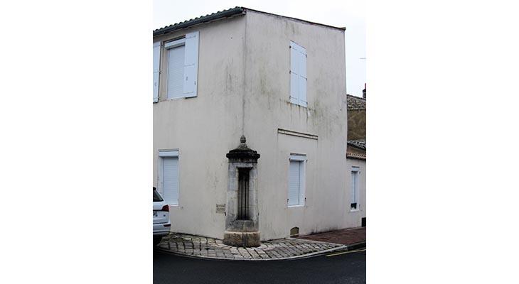 la plaque dans son environnement