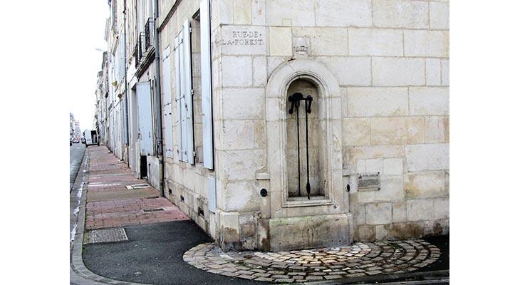 la plaque dans son environnement