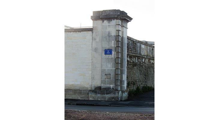 la plaque dans son environnement Pilier Ouest. A droite, l'ancien rempart.